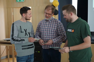  Die Schüler Kai Wranik (l) und Felix Kaiser im Fachgespräch mit ihrem Lehrer Michael Höhler (m) über Folien und den Aufbau von VSG.  