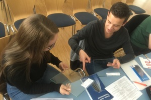  Schülerin Leonie Schüller (l.) und Schüler Luka Schmidt bei der Sichtung von diversen Glasmodellen. 