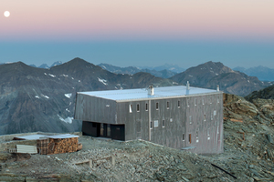  Drei Fassadenseiten und das Dach der Tracuit-Hütte in den Walliser Alpen ziert eine Edelstahlfassade. 