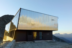  Die metallische Haut der Tracuit-Hütte reflektiert Licht und Landschaft, die Farbe nimmt dem Bau seine Dominanz. 