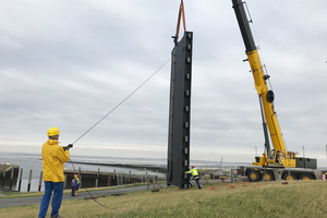  Tonnenschwere Last am Haken: Mit mobilen Einsatzkränen werden die neuen Stahltore des Sperrwerks Meldorf eingesetzt 