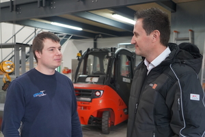  Fein-Mitarbeiter Marc Angelmahr (r.) erkundigt sich bei Metallbaumeister Andreas Brunn (l.), wie der Einsatz der diversen Werkzeuge klappt. 