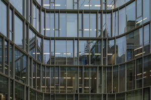  Die Innenhoffassade des Bürogebäudes ist rund 33 Meter hoch. 