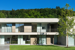  Über die Schiebesysteme öffnet sich die Fassade des lang gestreckten Baukörpers zum Garten hin nahezu vollständig. 