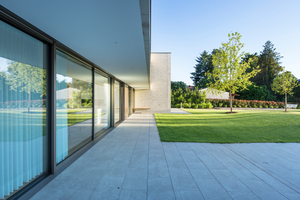  Variable Transparenz auf 11 m Breite. Der auskragende Balkon und innen liegende Vorhänge sorgen für den Sonnenschutz. 