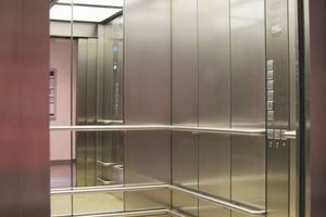  Schlosserei Lackus erweitert um Aufzugsbau. 