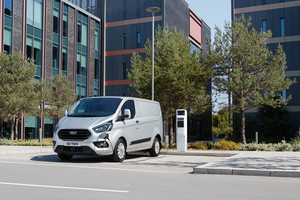  Der Transit Custom Kastenwagen PHEV fährt bis zu 56 km rein elektrisch, die Gesamtreichweite beträgt rund 500 km. 