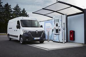  Die Brennstoffzelle vergrößert die Reichweite des Renault Master Z.E. Hydrogen auf 350 Kilometer.  