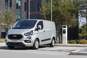  Der Transit Custom Kastenwagen PHEV fährt bis zu 56 km rein elektrisch, die Gesamtreichweite beträgt rund 500 km. 