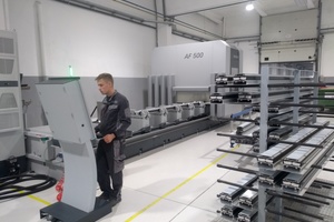  Moderner Maschinenpark: Mit der Schüco CNC-Bearbeitungsmaschine AF 500 lassen sich die Betriebsabläufe forciert vernetzen. 