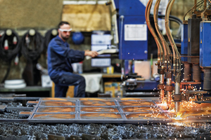  Mit modernen CNC-Brennschneidanlagen können Bleche bis zu 100 mm Dicke bearbeitet werden.  