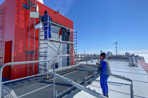  Das Team bereitet die Montage vor. Trotz des verkürzten Aufenthaltes konnten sämtliche Arbeiten abgeschlossen werden. Sensibler Punkt, ob alles wie geplant läuft, ist das Wetter. 