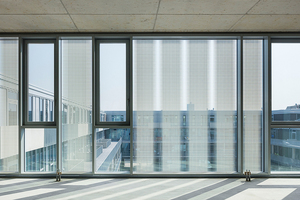  Die Glasscheiben in der Fassade wurden mit einem individuellen Raster bedruckt. Jede Scheibe benötigte eine separate Zeichnung und wurde in festgelegter Reihenfolge „just-in-time“auf die Baustelle geliefert.  