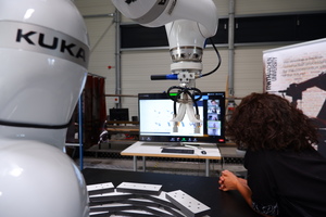  <div class="bildtext">Im Rahmen von internationalen Robotics-Workshops können Teilnehmer die Roboter live über eine Remote-Verbindung ansteuern.</div> 