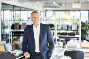 Andreas Engelhardt, persönlich haftender Gesellschafter von Schüco sagt: „Wir betrachten Nachhaltigkeit ganzheitlich und unterscheiden daher nicht zwischen wirtschaftlichen und investitionsbedürftigen Bereichen.“  