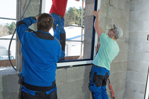  Montage eines vorbereiteten Alu-Fensters mit aufmontiertem Lüftungssystem Endura Twist.  