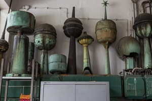  Eine Sammlung alter Turmspitzen begrüßt den Besucher im Eingangsbereich zur Metallwerkstatt Jörg Otto.  