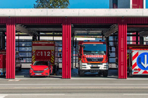  Blick in Fahrzeughalle der neuen Feuerwache in Kaufbeuern. 