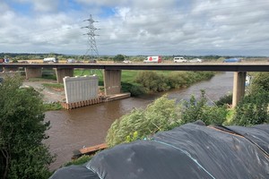  Die Carrington Bridge wird auf die Stützen aufgesetzt, die bereits im Fluss Severn installiert sind. 