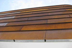  Referenz im Erdinger Moos: Corten-Stahl sichtbar befestigt mittels Edelstahl-Nieten. 