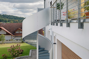  Stahlspindetreppe als Aufgang in eine Privathaus in Emmendingen. 