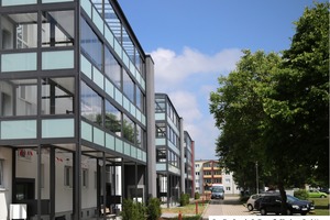  Bonda Balkon- und Glasbau fertigte diese großzügige Vorstellbalkonanlage mit geschosshoher Verglasung im Zuge einer Sanierung von Mietwohnungen in Leinefelde. 