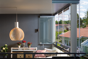  Die Balkonverglasung Lumon 5 wurde auf das Glasgeländer aufgesetzt und verwandelt den Balkon zum ganzjährig nutzbaren Wohnraum.  