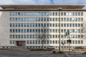  Trotz vollständiger Fassadenerneuerung präsentiert sich das Hauptgebäude der Kreisverwaltung Kaiserslautern in der vertrauten Ansicht. 