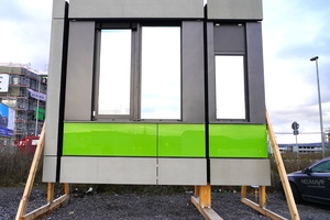  <div class="bildtext">Das Mock-up zeigt die Holz-Alu-Elementfassade, die mit Alublechen, Glaspaneelen sowie glasfaserverstärkten Betonplatten verkleidet wird.</div> 
