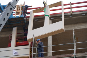  Die Holztafeln wurden von der Firma Haas als Fertigelemente auf die Baustelle geliefert und von Neumayr-Monteuren eingebaut. 