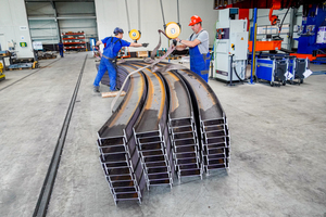  Damit die tonnenschweren Materialien sich ergonomisch bewegen lassen, wurde in moderne Produktionshallen investiert. 