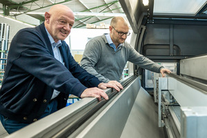  Die Chefs am vollautomatischen Bearbeitungszentrum: Maschinenbauer Gerhard Dreissen und Wirtschaftsingenieur Leonhard Dreissen. 
