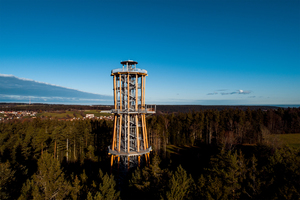  Aussichtsturm „Himmelsglück“ mit sichtbarer Taille bei der zweiten Aussichtsplattform. 