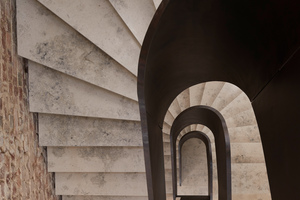  Die Vogelperspektive auf die Treppe macht die Form der Helix sichtbar. 