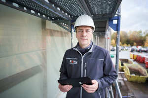  Reko-Projektleiter Jörg Wendling benutzt die App PtB auf der Baustelle.  
