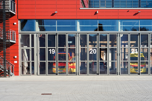  Falttore werden in industriellen Großhallen sowie bei Bahn- und Busdepots oder im Verkehrs-, Rettungs- und Bauwesen eingesetzt. 