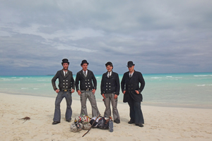  Thomas Fink (l.) an der Copacabana. Die Walz führte den Wandergesellen bis nach Kuba. 