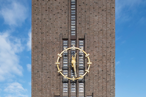  Aus dem Rathausgebäude erhebt sich der ca. 40 Meter hohe Turm, in dem ein Wassertank untergebracht ist.  