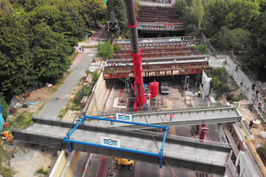  Drohnenaufnahme vom Platzieren einer sanierten Brücke in der Berliner Yorckstraße.  