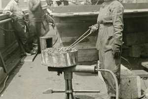  Historisches Foto einer Nietenheizerin, Puget Sound Navy Yard, 3. Juni 1919. 