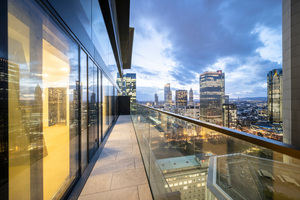  Auf der Höhe von 70 bis 100 Metern bieten Balkone mit Glasbrüstungen einen privilegierten Ausblick auf Frankfurts Zentrum. 