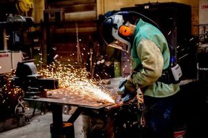  An fordernden Arbeitsplätzen in der Metallverarbeitung muss die Persönliche Schutzausrüstung (PSA) beweisen, was sie kann.  
