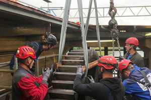  Die Stahlbauer der Schorisch Gruppe bauen das über acht Tonnen schwere Zahnrad samt Ritzelwelle der Staustufe Steinbach bei Lohr am Main aus.  