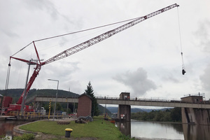  Der 500 Tonnen Mobilkran nimmt das über acht Tonnen schwere Zahnrad der Staustufe Steinbach samt Ritzelwelle an den Haken. 