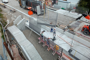  Gemäß der Sicherheitsanforderungen verhindern die 2,50 m hohen Stahl-Geländer ein Hinabstürzen sowie Überklettern und stellen sicher, dass Personen nicht durch die Öffnungen der Stäbe hindurchpassen. 