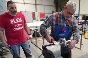  Anwendungstechniker Alexander Preibisch weist Metallbauer Peter Just  (l.) von Müller Metallbau in die Anwendung des Rohrbandschleifers ein. 