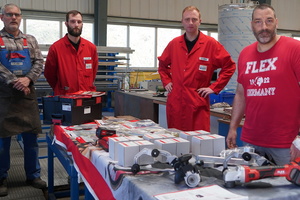  v.r. Flex-Anwendungstechniker Alexander Preibisch mit den Mitarbeitern von Müller Metallbau: Fertigungsmeister Patrick Klepzig, Werkstattmeister Lars Laue und Metallbauer Peter Just (l.). 