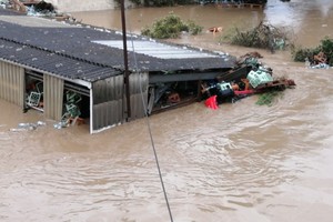  Die Lagerhallen sind bis drei Meter hoch von Wasser überflutet gewesen. 
