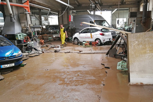  Die Wassermassen haben Autos in die Produktionshalle gespült. 