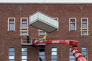  Am ehemaligen Fabrikgebäude der Weinbrennerei Dujardin in Krefeld Uerdingen werden gehängte Balkone montiert.  